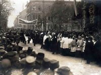 Demonstracije ispred palače JAZU 1920. godine povodom potpisivanja tzv. Rapalskog ugovora o razgraničenju Kraljevine Italije i Države SHS  1920. – Kraljevina Srba, Hrvata i Slovenaca predala je Kraljevini Italiji hrvatsku Istru, Rijeku, Zadar, otoke Cres, Lošinj, Lastovo i Palagružu. Tom prigodom u Zagrebu je održan veliki prosvjed. Fotografija prikazuje i transparent s tekstom napisanim na čirilici i latinici -"Jugoslavenski okupirani krajevi".